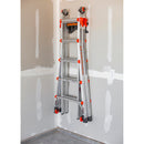 Стойка за стълби Little Giant® Ladder Rack™ за стенно окачване на мултифункционални стълби.