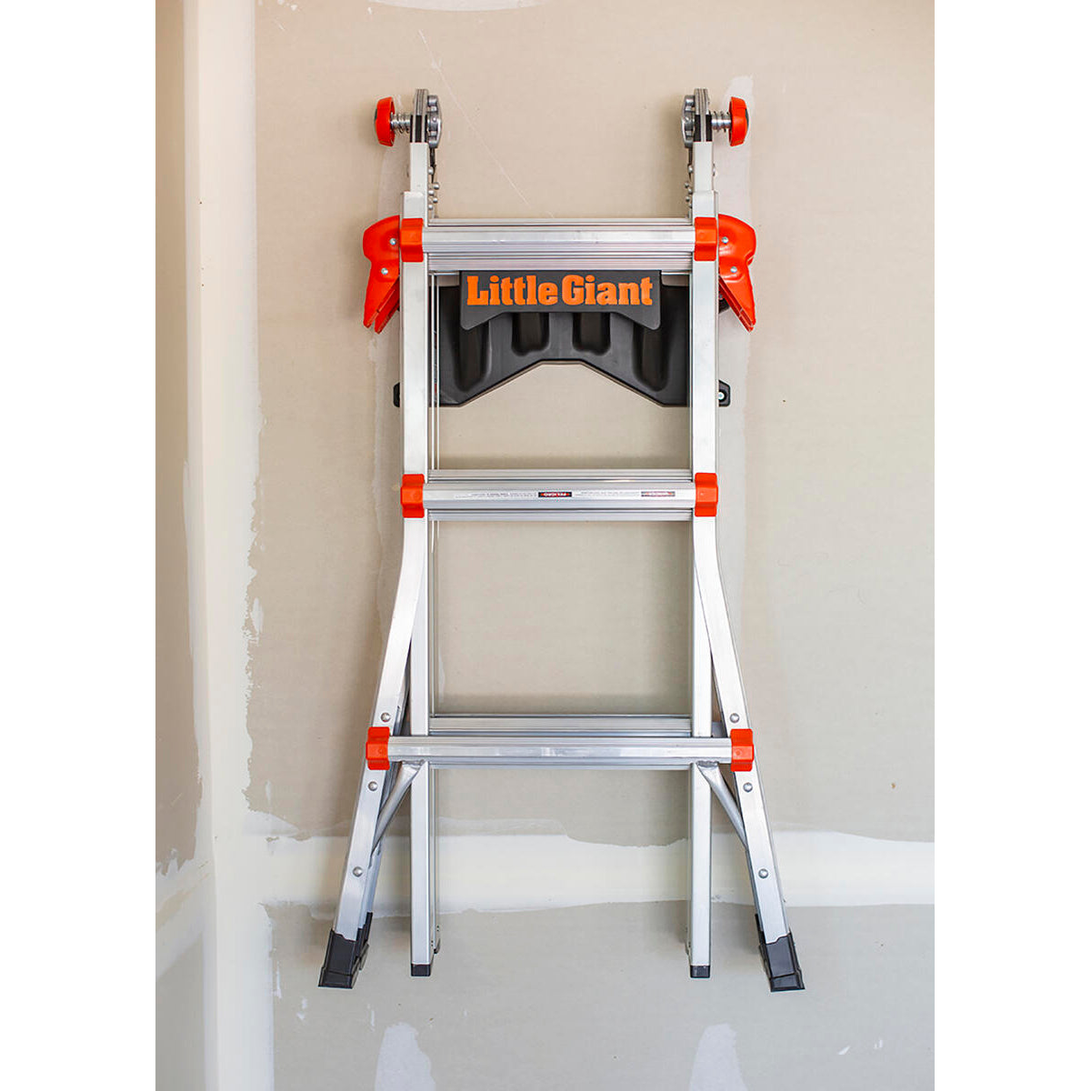 Стенен монтаж на стойка Little Giant® Ladder Rack™ за мултифункционални стълби, спестяваща пространство