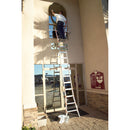 Монтаж на прозорец с помощта на стълба и стенен дистанционер Little Giant® WingSpan™.