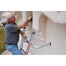 Мъж, използващ стълба Little Giant® WingSpan™, за монтаж около прозорец на стена.