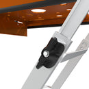 Детайли на работна платформа Little Giant с черен заключващ механизъм и здрава структура.