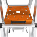 Работна платформа Little Giant с оранжев цвят, проектирана за стълба с места за инструменти и стабилна основа.