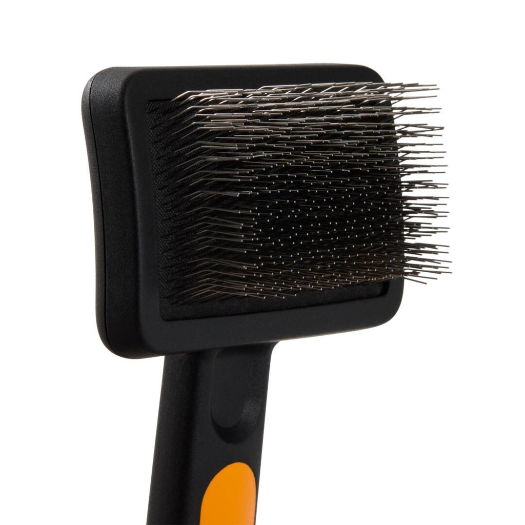 Грууминг четка Fiskars за кучета и котки - Nika.bg