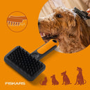 Масажна четка Fiskars за кучета и котки