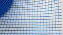 Синя фибростъклена мрежа ADFORS Vertex с квадратен шарка 10x10 см, идеална за укрепване на стени.