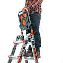 Работник стои на стълба Little Giant с поставка AirDeck за инструменти и парапет, осигуряваща безопасност.