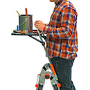 Мъж, използващ мултифункционална поставка за инструменти и парапет Little Giant AirDeck с боя и четки.