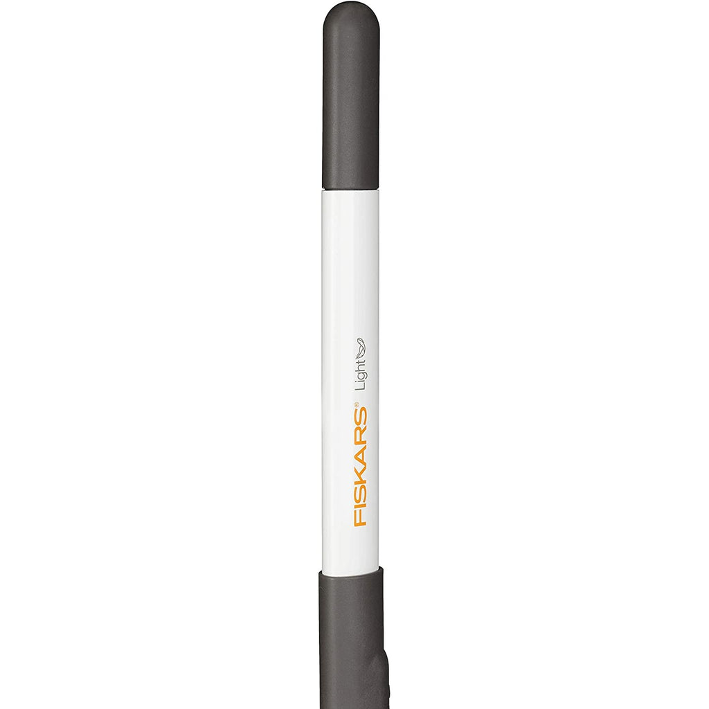 Изкоренител за плевели Light на Fiskars с ергономичен дизайн и 10 заострени зъбци за ефективно отстраняване на плевели.