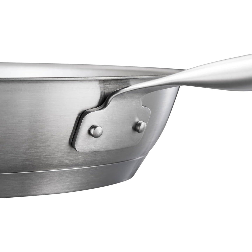 Тиган за пържене All Steel Pure, 24 см. – близък план на здраво заварена дръжка и гравирано дъно от неръждаема стомана