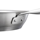 Тиган за пържене All Steel Pure, 24 см. – близък план на здраво заварена дръжка и гравирано дъно от неръждаема стомана