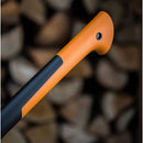 Част от дръжката на брадва Fiskars X27 за цепене на дърва с ергономичен дизайн и безопасност.