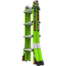 Телескопична стълба от фибростъкло Малкия гигант Dark Horse 2.0 в зелен цвят, сгъната в компактна форма.