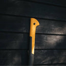 Удължена дръжка на брадва Fiskars X27, проектирана за максимална сила и ефективност при цепене на дърва.