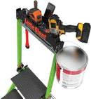 Стълба Little Giant Jumbo Step с инструменти и боя на рафта за удобство и безопасност при работа.