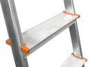 Степенки на алуминиева домакинска стълба STS с оранжеви акценти и здрав дизайн.