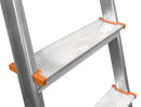 Стъпала на алуминиева домакинска стълба STS, с лек и здрав дизайн и оранжеви акценти.