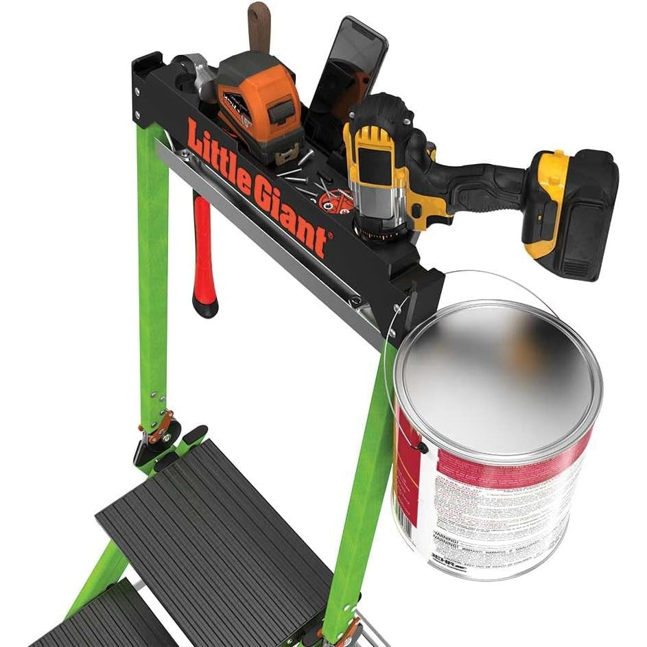 Стълба Little Giant Jumbo Step с инструменти и боя на рафта за удобство и безопасност при работа.
