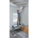 Работник използва регулируема платформа WERNER за поставяне на гипсокартон на тавана.