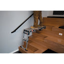 Регулируема алуминиева работна платформа Werner, използвана на стълбище за безопасност и комфорт.