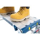 Работна платформа WERNER с регулираща се височина и безопасни гумени подложки.