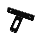 Черен стоманен монтажен елемент с отвор за закрепване, подходящ за оградни системи.