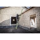 Техник използва телескопичната стълба Малкия гигант Dark Horse 2.0 при строеж на дървена сграда.