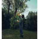 Мъж подрязва високи клони с телескопична ножица UPX86 в градината.