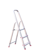 алуминиева домакинска стълба STS 2+1 с три стъпала, компактна и лесна за транспортиране.