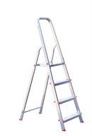 Алуминиева домакинска стълба STS 3+1 с четири стъпала, лек и компактен дизайн за лесно транспортиране.