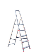 Алуминиева домакинска стълба STS 4+1 с 5 стъпала, лека и компактна, идеална за дома и професионални нужди.