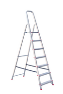 Алуминиева стълба STS 6+1, лека и устойчива, идеална за дома и професионална употреба, сгъваема за лесно транспортиране.