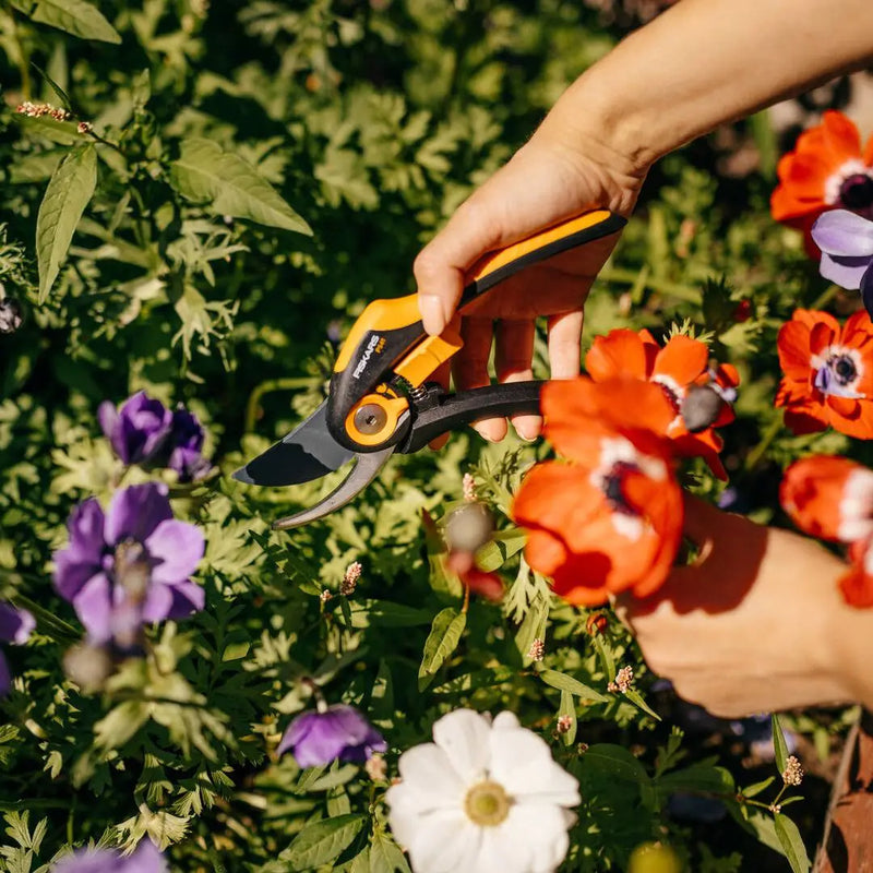 Лозарска ножица с разминаващи се остриета Fiskars Plus™ SmartFit™ P541