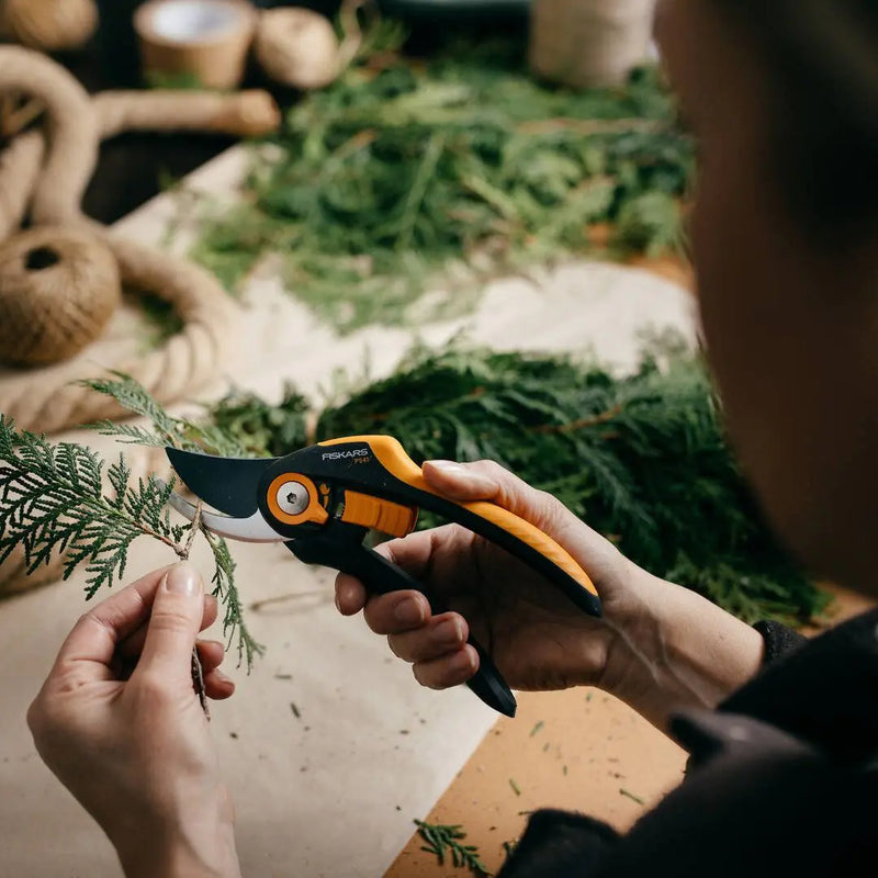 Лозарска ножица с разминаващи се остриета Fiskars Plus™ SmartFit™ P541