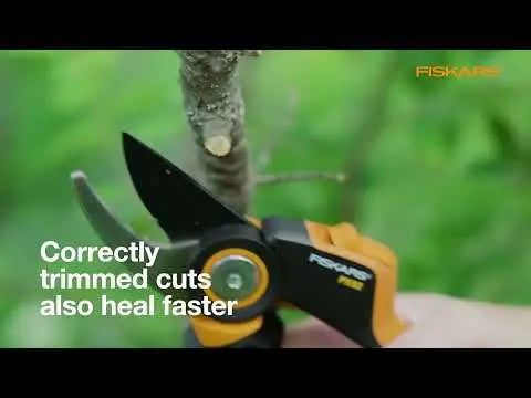Лозарска ножица с разминаващи се остриета Fiskars Plus™ SmartFit™ P541
