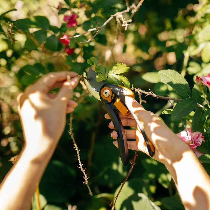 Лозарска ножица с разминаващи се остриета Fiskars Plus™ SmartFit™ P541