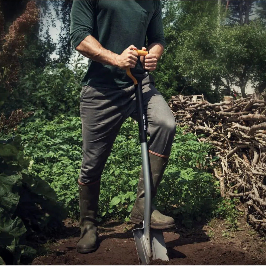 Лопата за копаене Fiskars Xact™ размер М - Nika.bg
