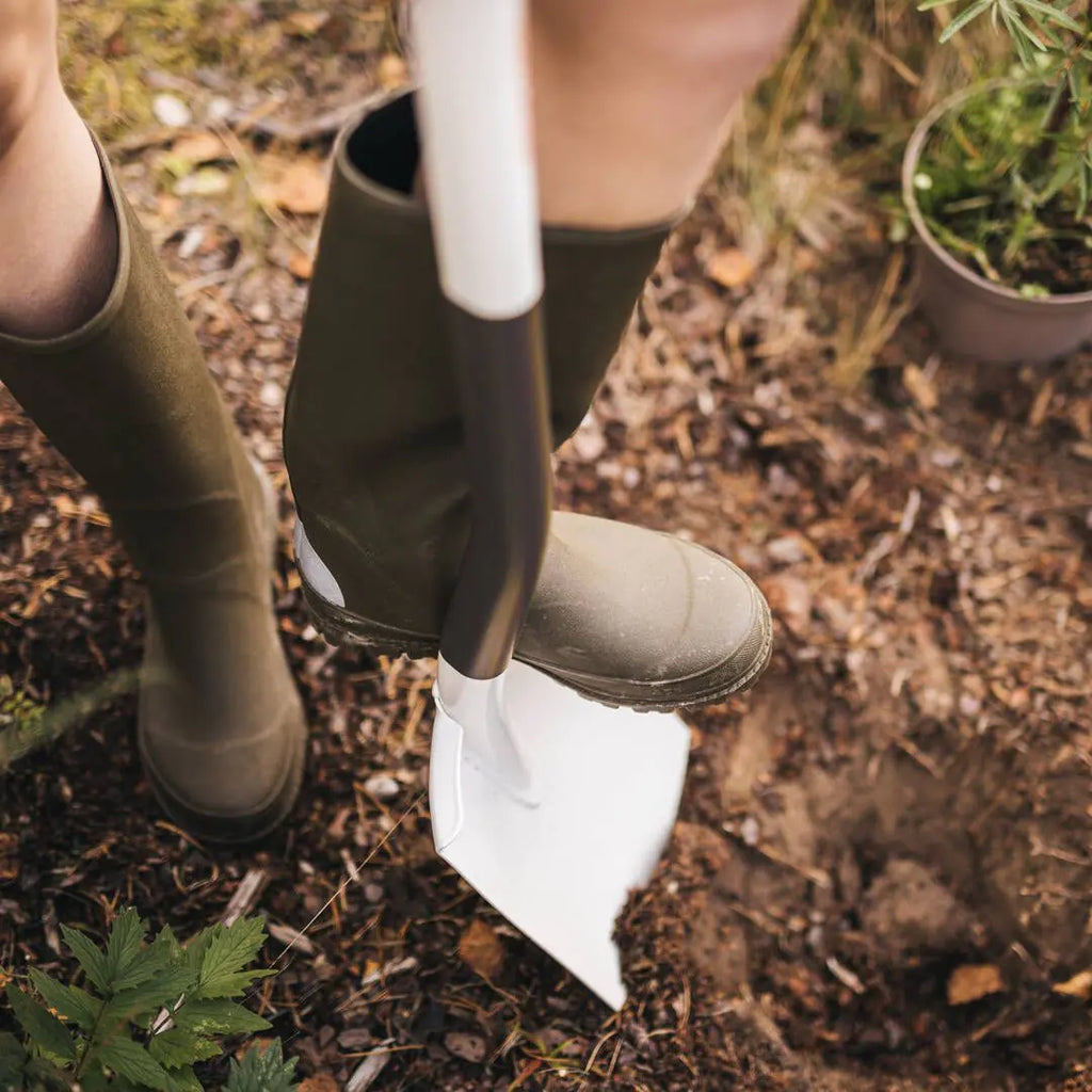 Заострена лопата Fiskars White™ - Nika.bg