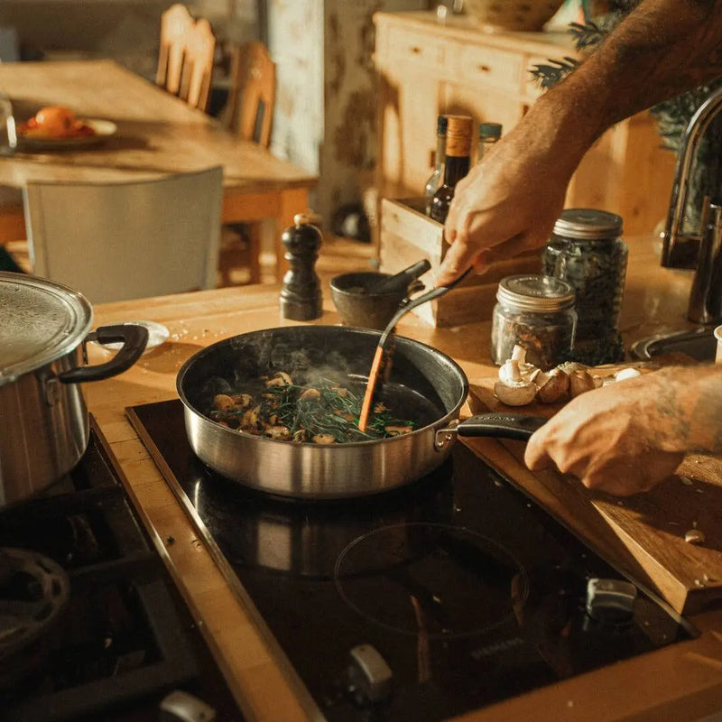 Тиган за сотиране Fiskars Functional Form с незалепващо керамично покритие и капак, 26cm