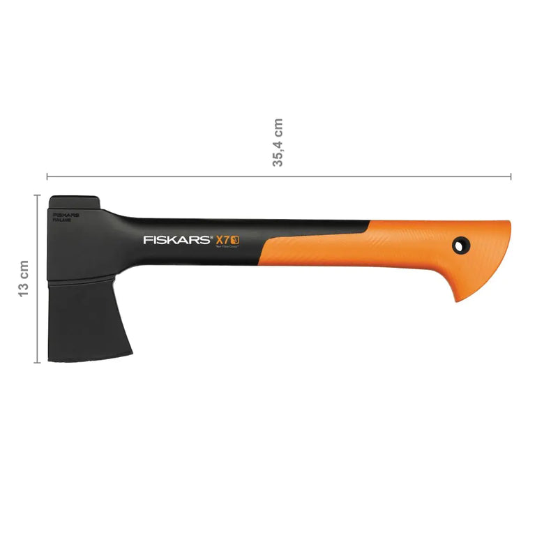 Брадва Fiskars X7 XS с черен остър край и оранжева дръжка, идеална за къмпинг и лов, размери 35.4 см на 13 см.