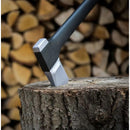 Брадва за цепене на дърва Fiskars X27 с XXL глава върху пън, перфектна за трудни задачи.