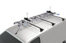 Комплект скоби Krause за стълба осигурява безопасно транспортиране на стълби на покрива на автомобил.