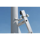 Приспособление KRAUSE за закрепване на алуминиева стълба към стълб с ясна видимост на аксесоара и стълба на син фон.