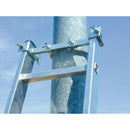 Приспособление KRAUSE за закрепване на алуминиева стълба към стълб, осигуряващо стабилност при работа на височина.