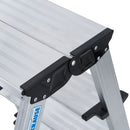 Детаил на стълба KRAUSE TREPPO 2x3 с широки стъпала, демонстрираща здравина и удобство при работа.