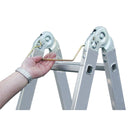 Ръка демонстрираща панта на двойната алуминиева стълба KRAUSE TRIMATIC с безопасност и удобство.