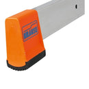 Детайл на алуминиева стълба KRAUSE с ярко оранжев край за безопасност и стил.