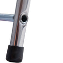 Детайл от алуминиева стълба KRAUSE TOPPY XL, показваща основата с гумиран крак за стабилност.