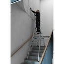 Професионалист работи на алуминиева телескопична стълба Krause STABILO на стълбище.