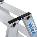 Дворна алуминиева стълба Krause STABILO с две стъпала, показваща стабилната конструкция и качествени материали.