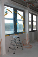 Стълба KRAUSE TREPPO 2x4 до прозорец, готова за монтажни работи в интериор.